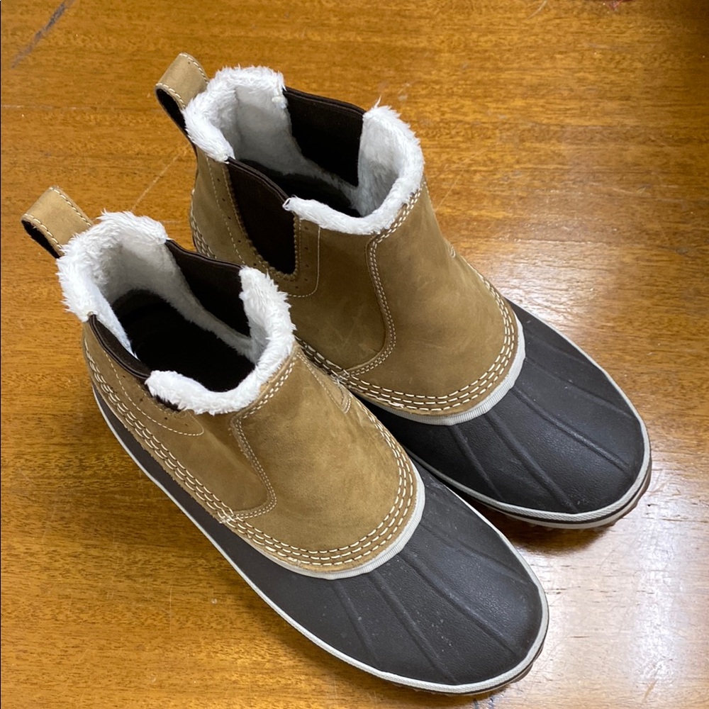 Eddie Bauer Tan Ankle Boots with Fuzzy Lining and Rubber Sole